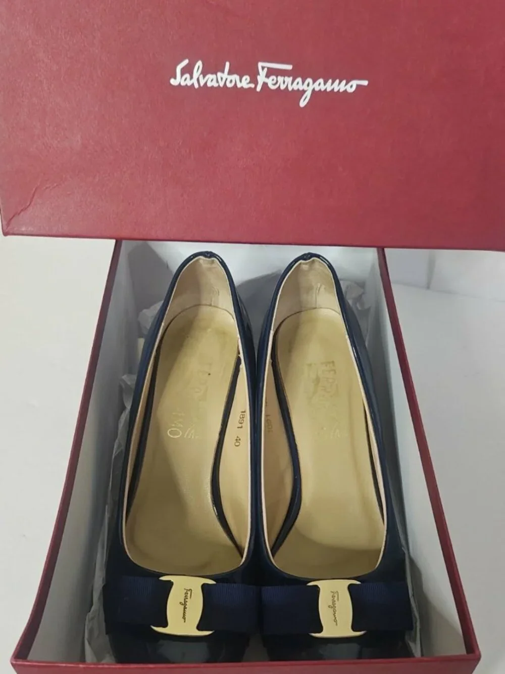 Salvatore Ferragamo Navy Patent Vara Bow Pumps Size 40 w/ Box